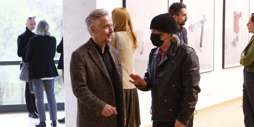 (FOTO) Došao bez gaća, pa mu se otkopčao šlic: Skandal u programu RTS-a