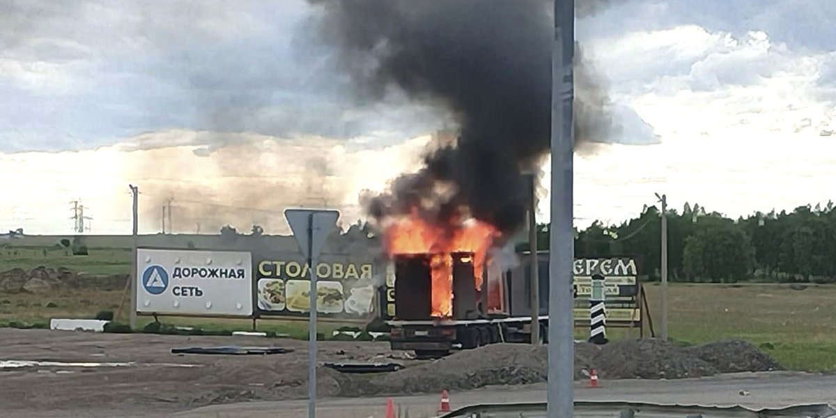 (VIDEO) Rusi kamenjem pokvarili slavlje Zelenskog: Šok snimak obišao planetu - hrabri civli sprečili još veću bruku ruskih službi
