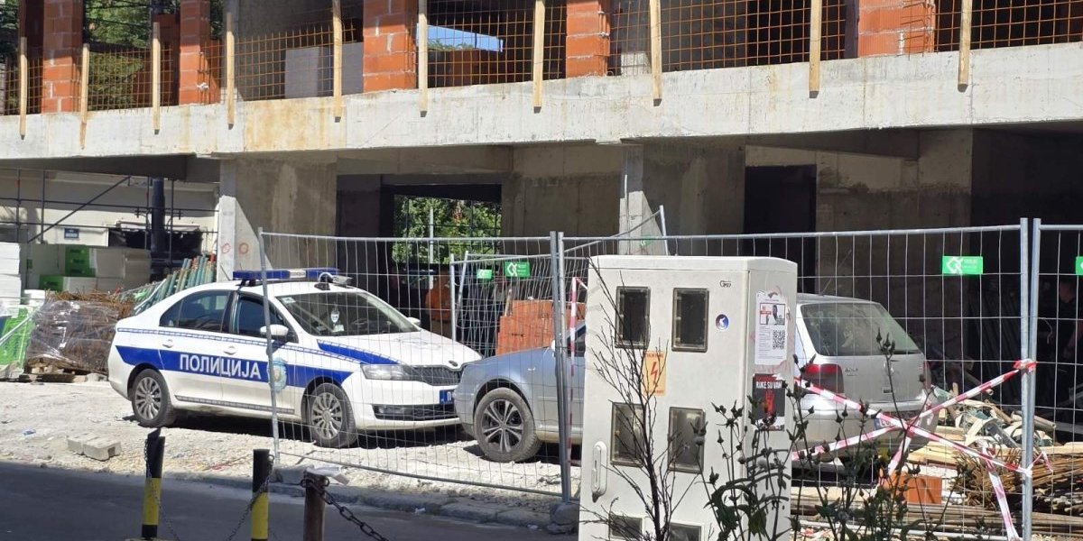 Policijska patrola ispred gradilišta 