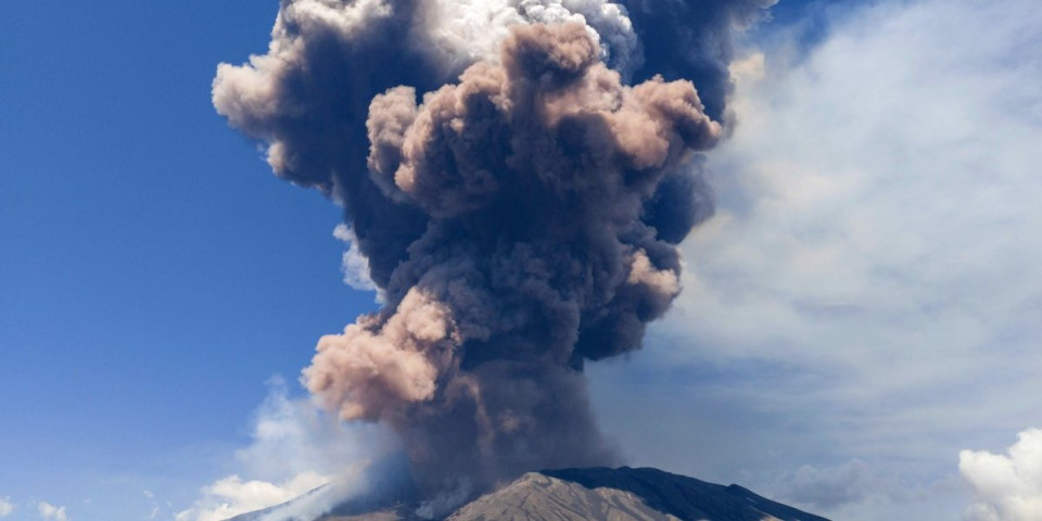 (VIDEO) Šta se ovo dešava sa Rusijom?! Razoran zemljotres aktivirao vulkane, i to one najopasnije - snimci lede krv u žilama
