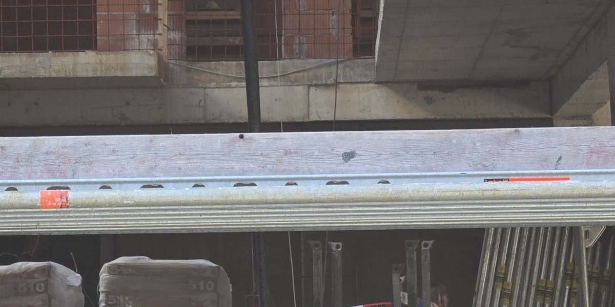 Telo okruženo policijskom trakom u samom centru zgrade 