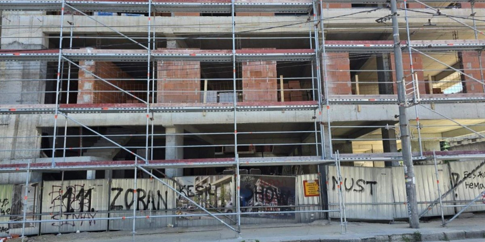 Drama u Kragujevcu: Radnik se popeo na kran i preti da će skočiti