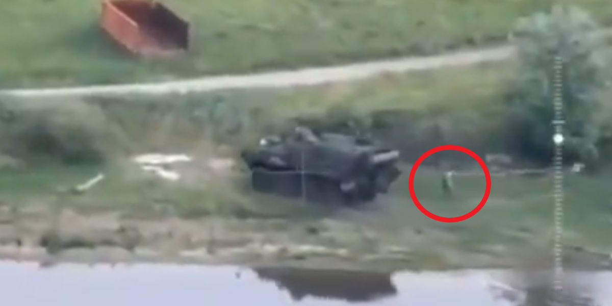 (VIDEO) Šok scena na frontu: Rusi ukrali moćno NATO vozilo, vozač očajnički pokušava da ih stigne - kako im je ovo uspelo?