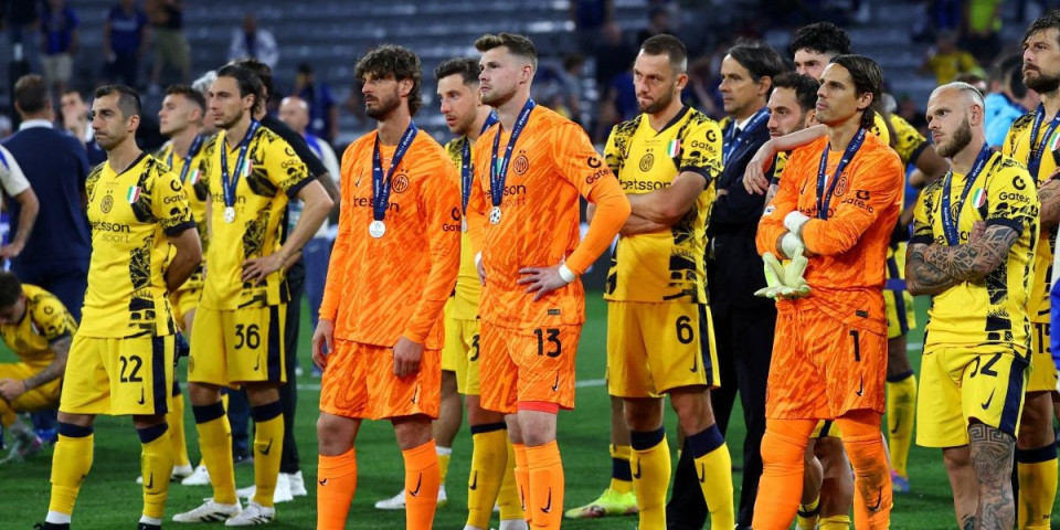 Ja sam jedini idiot: Kakva scena na aerodromu u Milanu - Samo on je dočekao "petardirane" Interovce