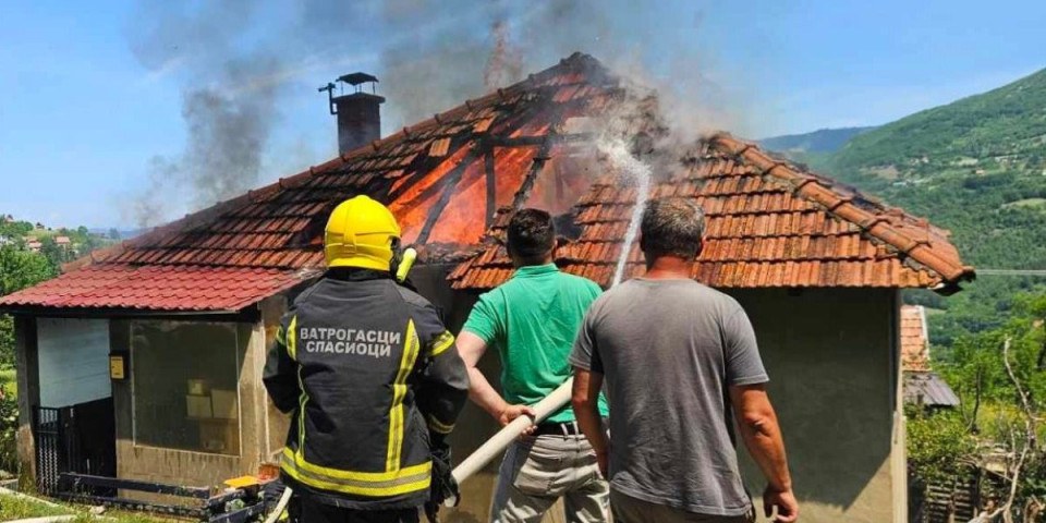 Uznemirujući snimci iz Priboja: Požar ''progutao'' kuću, vatra se širi (VIDEO)