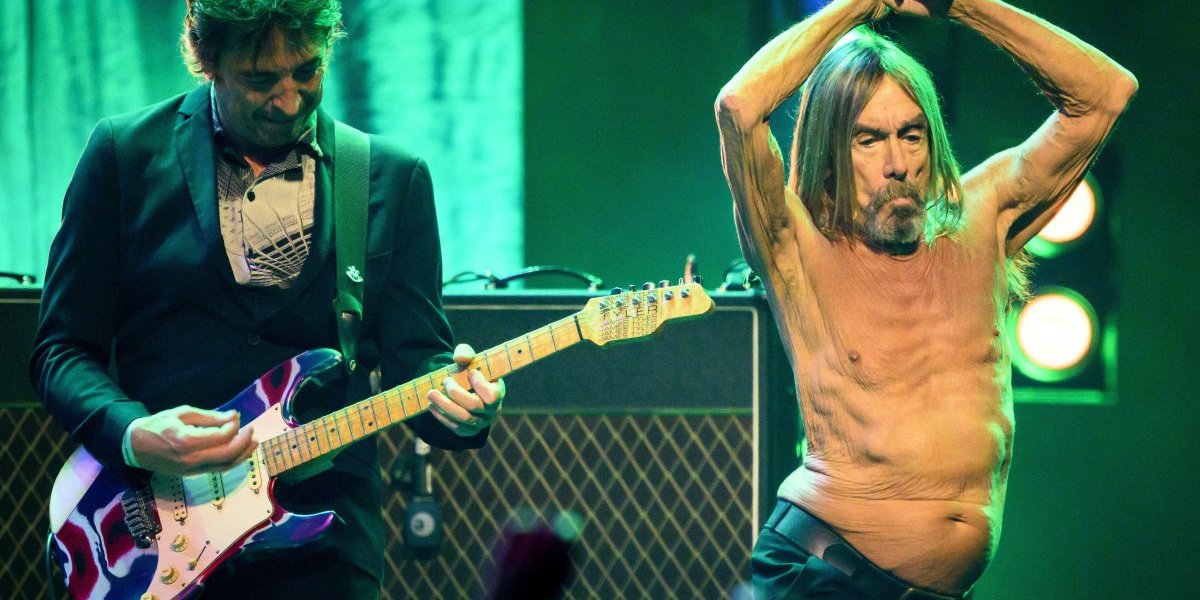 Pevač sa koncerta iznešen u mrtvačkom kovčegu: Gledaoci u neverici, scena kao iz horor filma (FOTO)