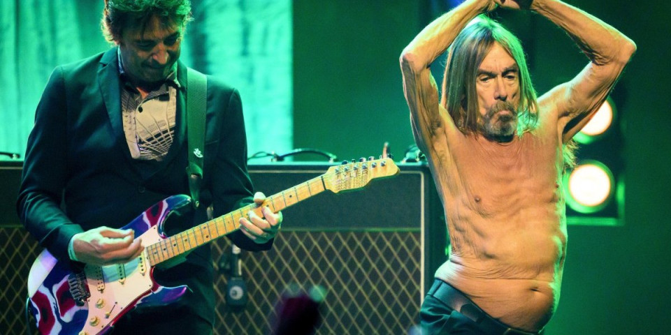 Pevač sa koncerta iznešen u mrtvačkom kovčegu: Gledaoci u neverici, scena kao iz horor filma (FOTO)