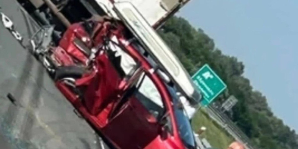 Izašao da stavi trougao posle saobraćajke, pa ga pokosio drugi automobil: Dve bebe ostale bez oca, majka im povređena