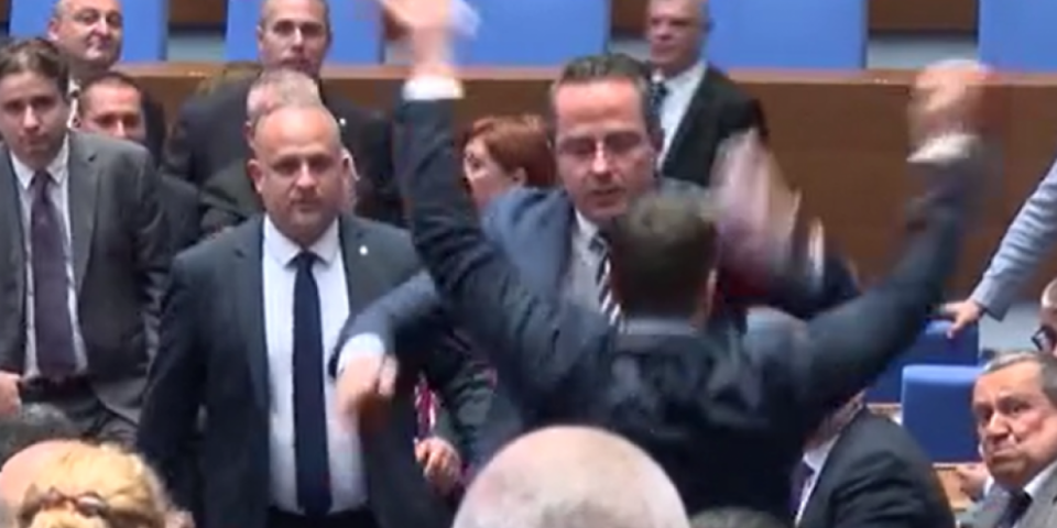 (VIDEO) Kakva makljaža u bugarskoj skupštini: Pljušte uvrede i udarci, poslanici napravili sveopšti haos