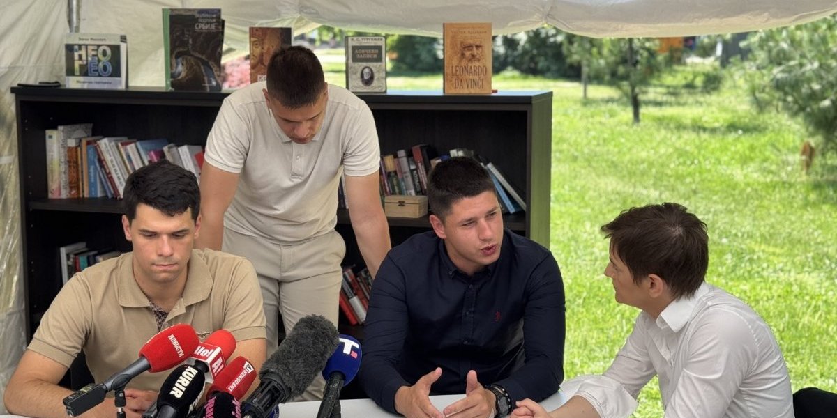 Fašistička falanga vas je napala, ali nema više povlačenja, svi će biti identifikovani - Ana Brnabić posetila studente u Pionirskom parku