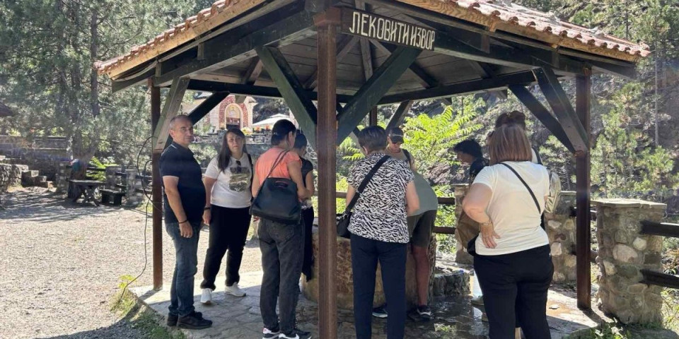 Kažu: "leči od glave do pete" - zato je ovaj izvor na Mokroj Gori postao pravo svetilište