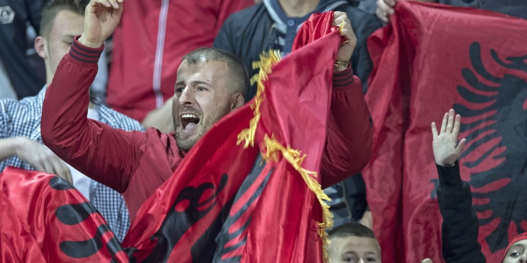 Grupa albanskih navijača okrenula srpsku zastavu naopačke: "Šverceri" najavili skup pred meč u Tirani (FOTO)
