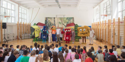 Najmlađi školarci novobeogradske Osnovne škole „Duško Radović“ imali su priliku da pogledaju predstavu „Reciklosaurusi“, u organizaciji Javnog komunalnog preduzeća „Gradska čistoća“ Beograd i Dečijeg pozorišta „Hajde obraduj dan“.