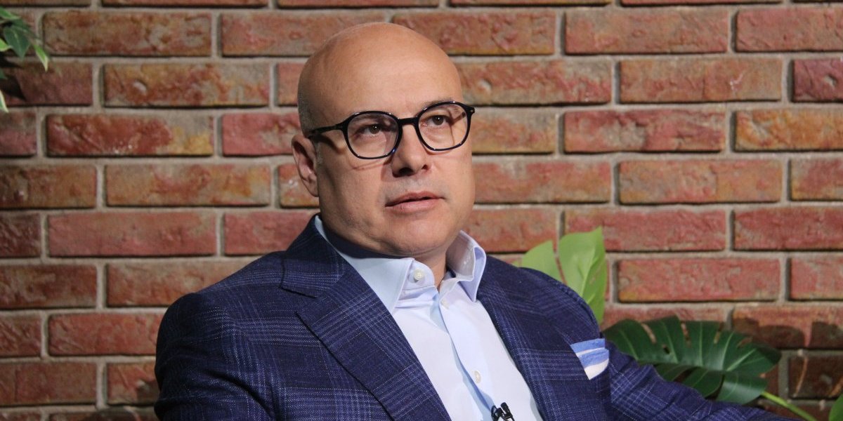 Miki ponavljač opet menja dres: Novi stranački cirkus u režiji starih likova - Ovako je na ludilo opozicije reagovao Vučević