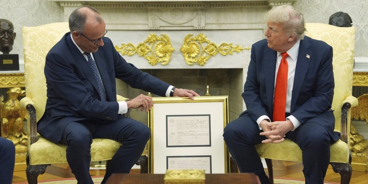 Merc u poseti Beloj kući: Nemački kancelar poklonio Trampu krštenicu njegovog dede (VIDEO)