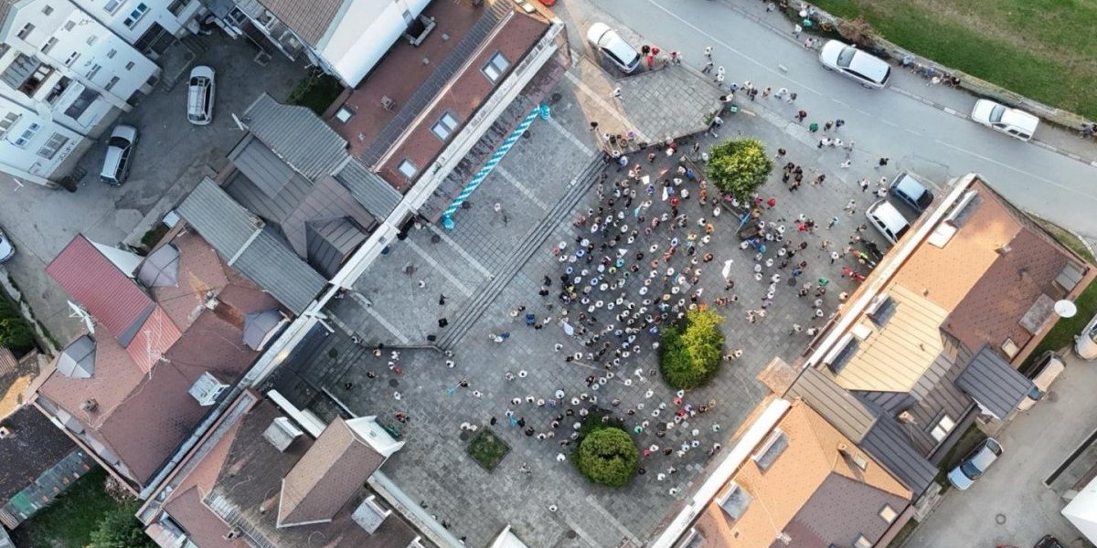 Jedva se okupilo tristotinak ljudi: Raspad završne blokaderske konvencije u Kosjeriću (FOTO)