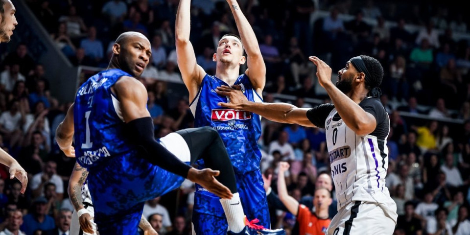 (VIDEO) Haos u 'Morači': Policija upala na tribine i izbacila navijača Budućnosti sa finala ABA lige