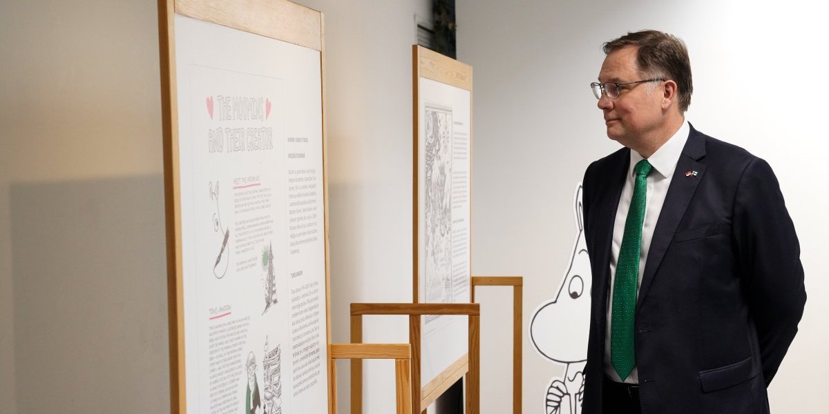 Finski ambasador Niklas Lindkvist otvorio izložbu o Muminima u Biblioteci grada Beograda