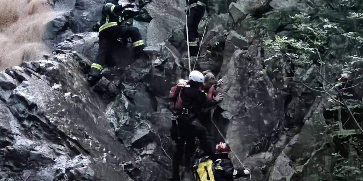 Drama na jugu Srbije - Izlila se Vučjanka, u neverovatnoj akciji MUP spasene četiri osobe (FOTO/VIDEO)