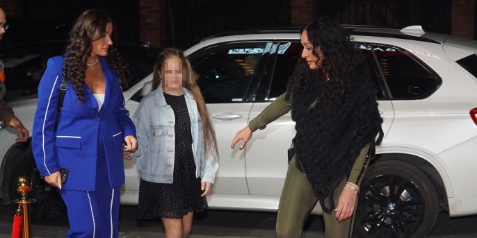 Seksi baka u šestoj deceniji - Pevačica u minijaturnom bikiniju sa unukom uživa na bazenu (FOTO)