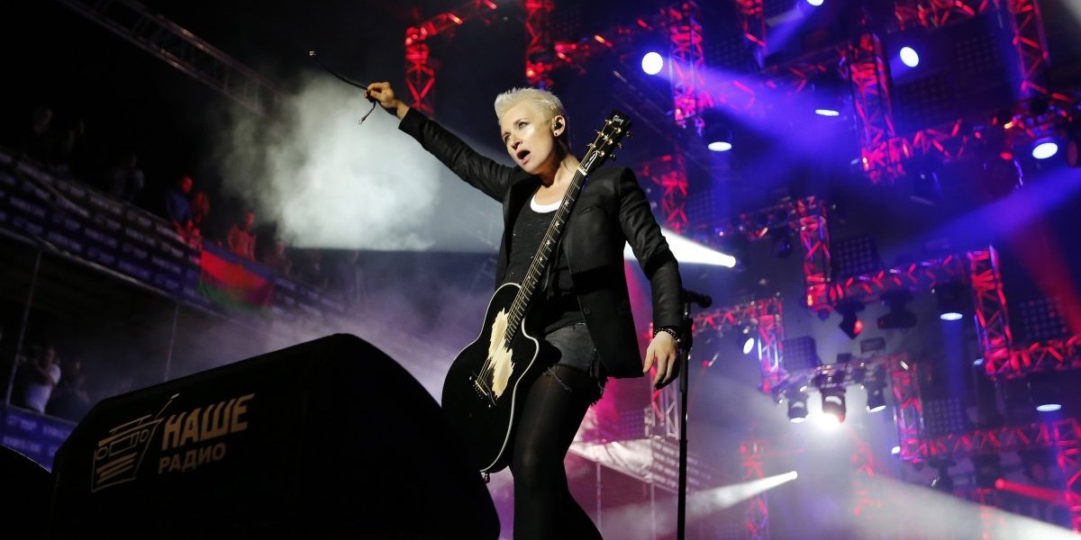 (VIDEO) Pevačica umalo poginula na nastupu: Propala kroz binu, spasio je nepoznati muškarac