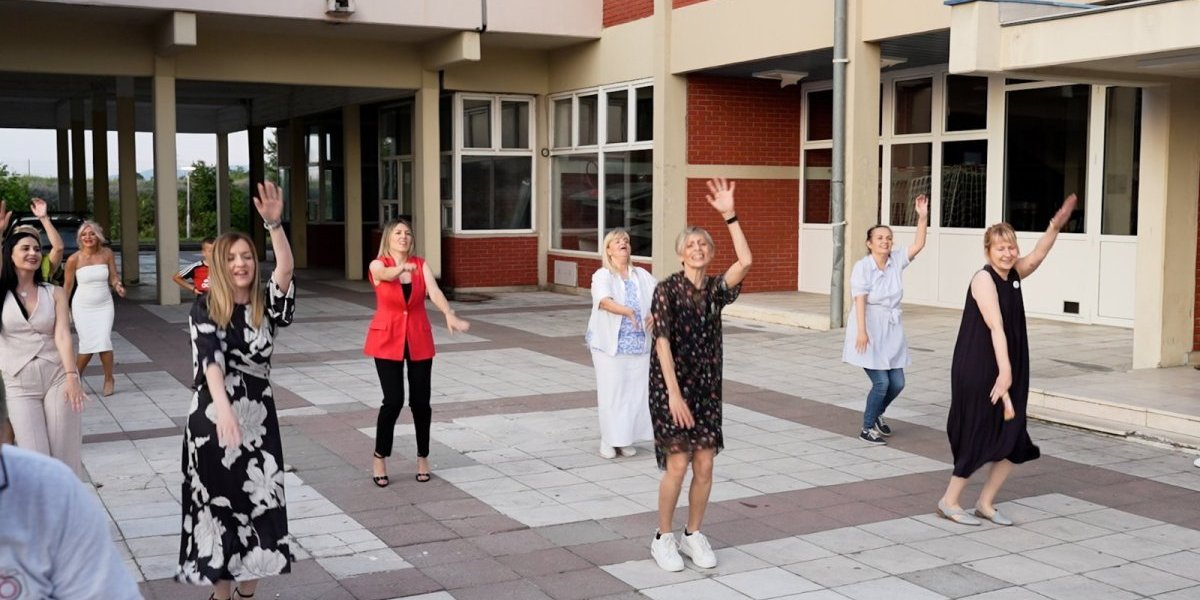 Ko ne bi igrao s njima? Profesorke iz Loznice iznenadile maturante (VIDEO)