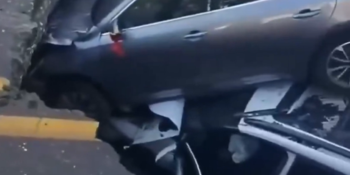 Nesvakidašnji udes u Kini: Ogromna rupa nasred puta progutala dva automobila (VIDEO)