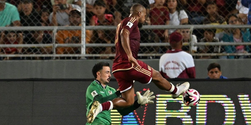 Šta uradi, crni golmane? Ceo svet mu se smeje zbog ovoga (VIDEO)