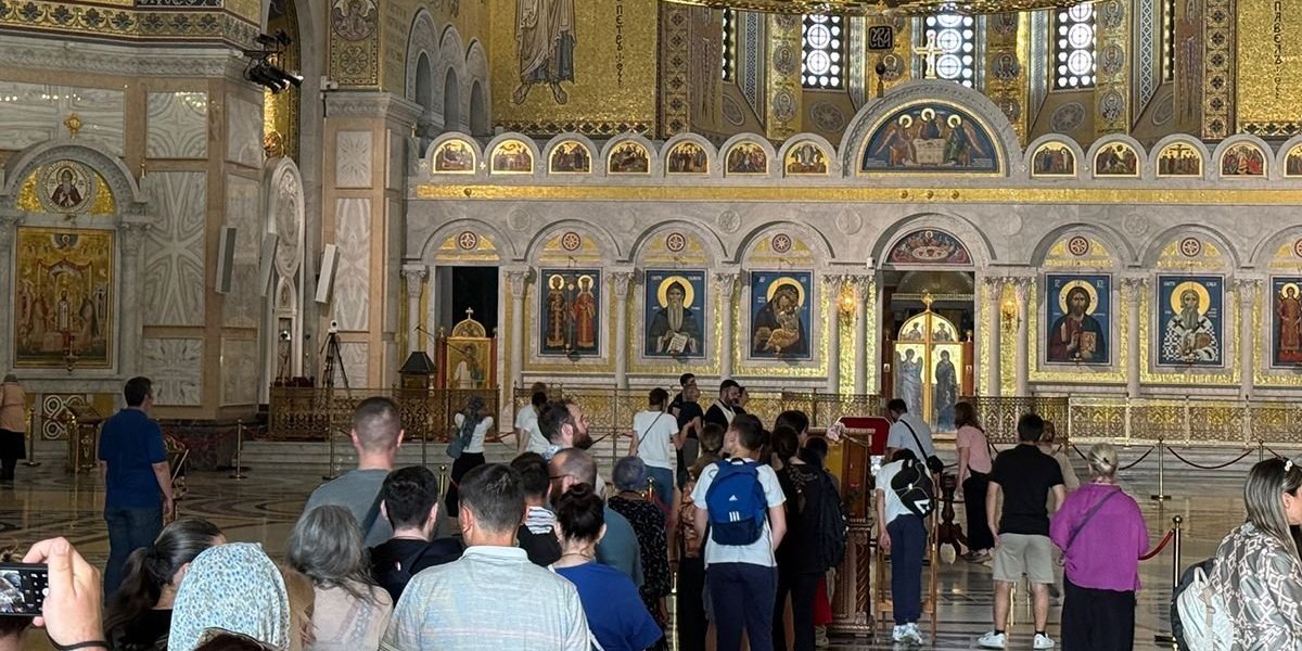 Na hiljade ljudi poklonilo se ruci Svetog Save: Dolaze vernici iz čitave Srbije (FOTO)