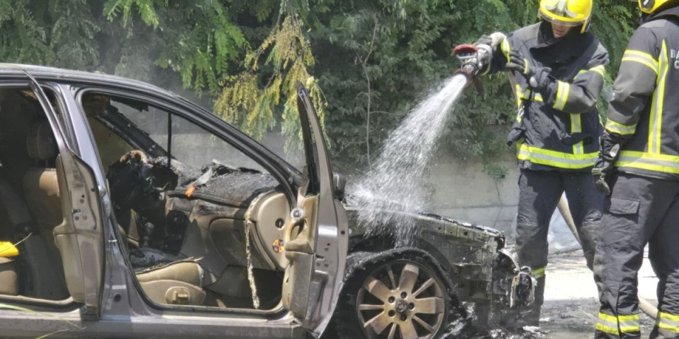 Buktinja na magistrali: Izgoreo automobil na putu Zlatibor - Nova Varoš (FOTO)