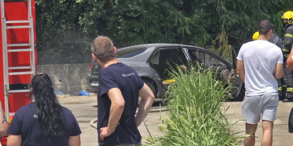 Izgoreo automobil u Peke Dapčević
