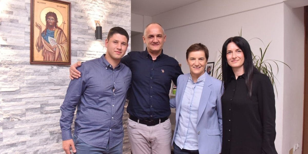 Ana Brnabić zagrlila majku Miloša Pavlovića i poslala jasnu poruku blokaderima: "Ćaci ne kleči" (FOTO)