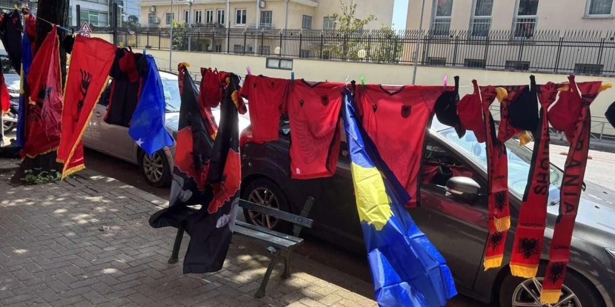 Bedne i podmukle igre Albanaca: Pogledajte kakvu zastavu Srbije su postavili na stadionu (VIDEO)