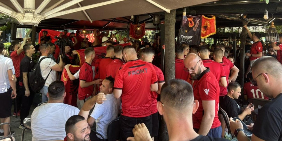 Haos u Tirani: Albanci pokušali da napadnu fudbalere Srbije!
