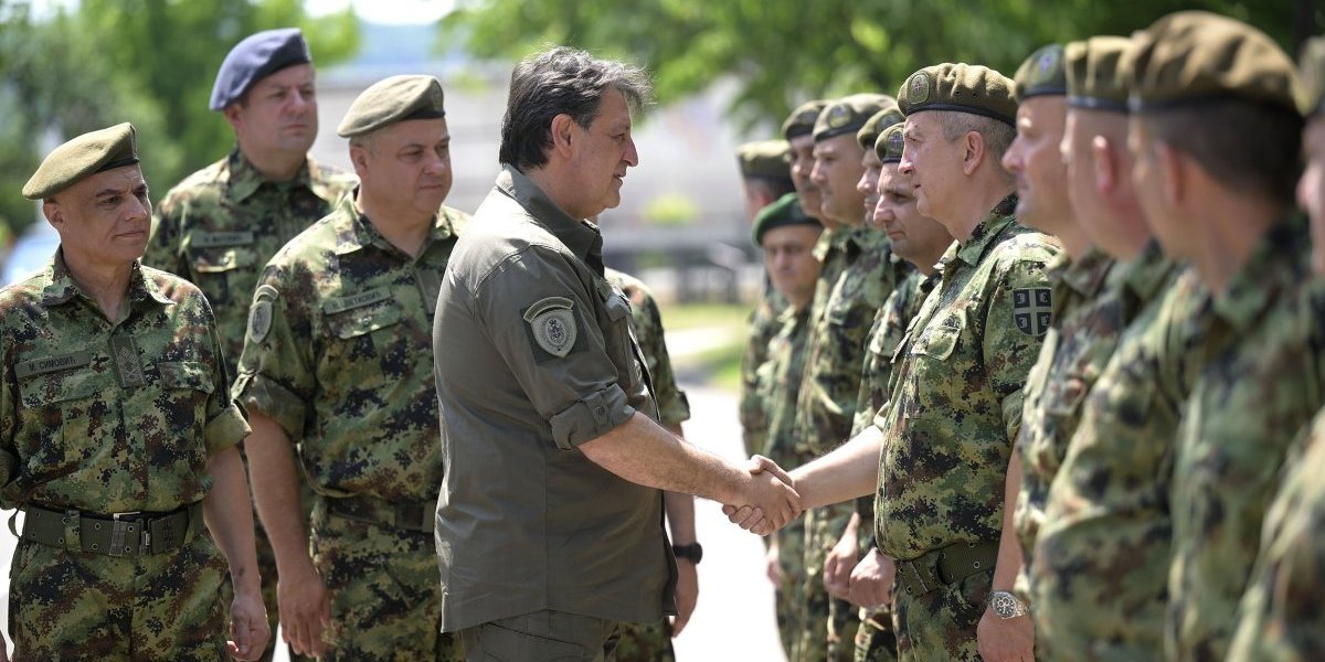 Kadeti ministru pokazali veštinu! Gašić na obuci pripadnika Vojne akademije, video "kornet" i "Lazara"