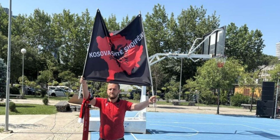 "Kosovo je albansko" usred Tirane: Sramne poruke navijača pred meč s "orlovima" (FOTO/VIDEO)
