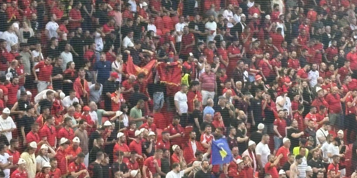 Sramota: Albanci skandiraju terorističkoj "UČK", na tribinama i zastave lažne države (VIDEO)