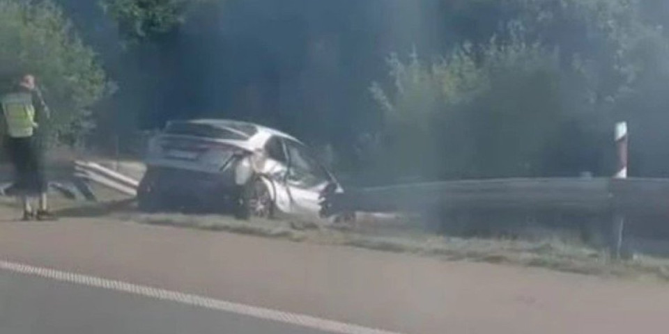 Automobil sleteo s puta: Izgubio kontrolu i probio bankinu (VIDEO)