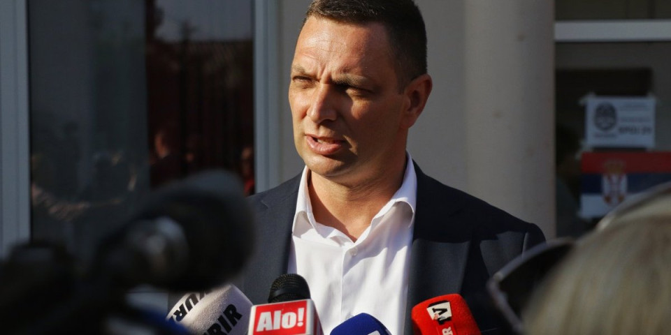 Napadnut predsednik opštine Kosjerić i njegov sin: Opšti haos, pocepana mu majica - 50 napadača napravilo haos