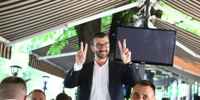 Potrčko Miroslava Aleksića i kandidat za gradonačelnika Zaječara Uglješa Đuričković i dalje odbija da prihvati poraz na lokalnim izborima u tom gradu.