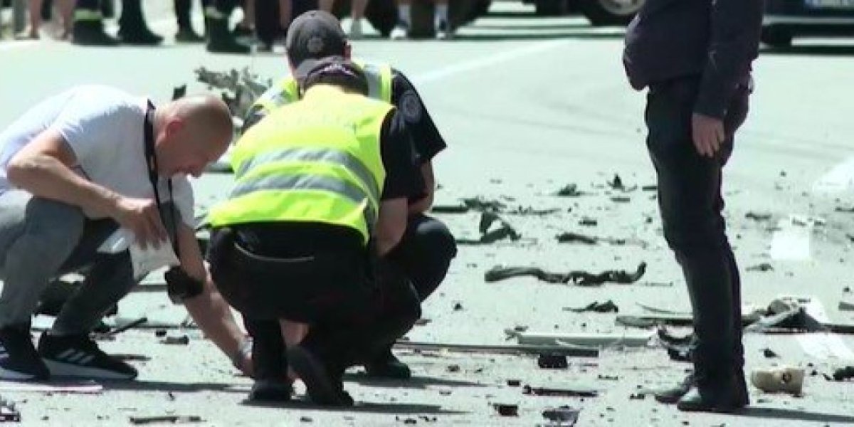 Delovi automobila rasuti po putu 