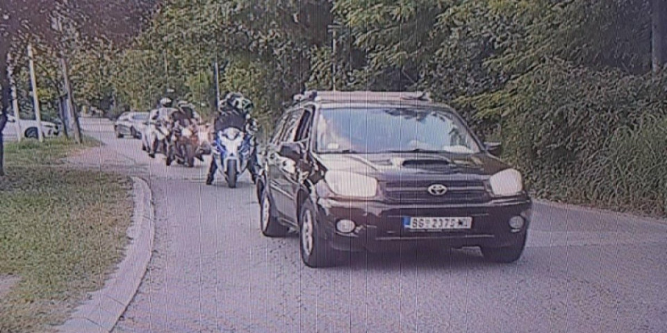 Blokaderi kreću u koloni ka Kosjeriću da prave nerede: Motoristi i "veterani" krenuli iz Beograda (FOTO)