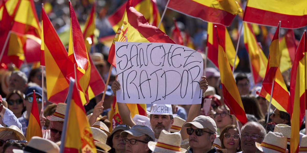 Opsadno stanje u Španiji: Desetine hiljada demonstranata na ulicama Madrida, traže ostavku premijera Sančeza (FOTO/VIDEO)
