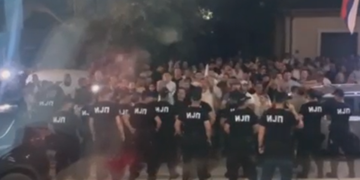 (VIDEO) Blokaderi prave haos! Opsadno stanje u Kosjeriću, teroristi jajima gađaju sedište RIK!