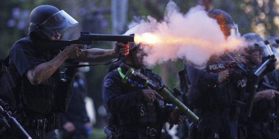 Američki policajac iz čista mira upucao novinarku gumenim metkom: Šok snimak iz Los Anđelesa! (VIDEO)