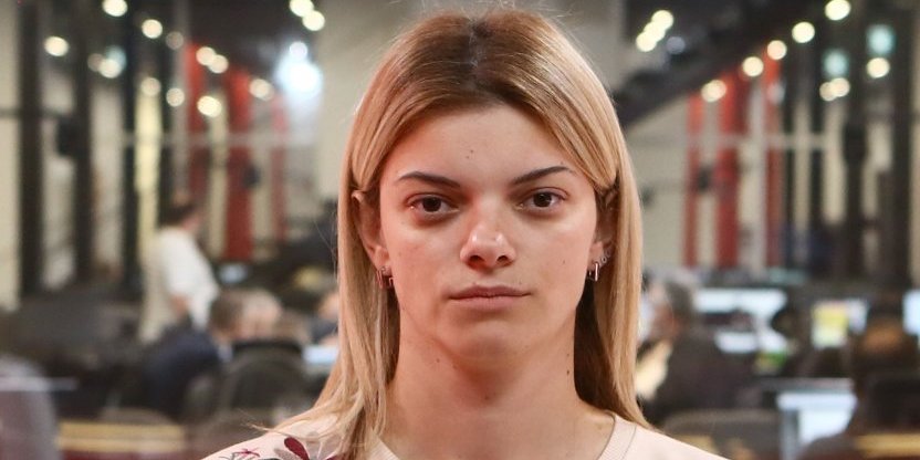 Blokaderska rulja šamarala novinarku Informera, polili je pivom - Jezivo nasilje u Kosjeriću (VIDEO)