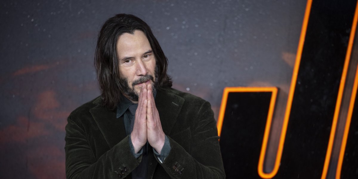 Stavio mu glavu u međunožje, pa ga pipao po grudima: Snimak Kijanu Rivsa i njegovog kolege obišao svet (VIDEO)