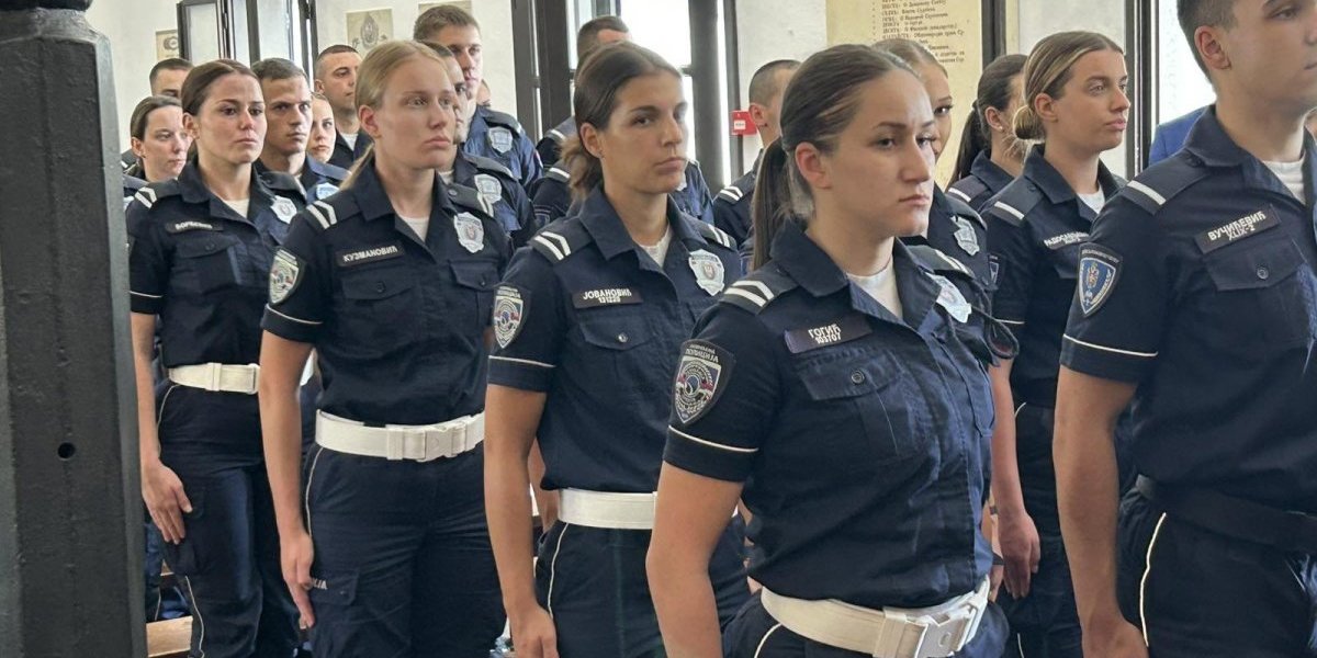 Najmlađi policajci u Kragujevcu položili zakletvu na posebnom mestu (VIDEO)