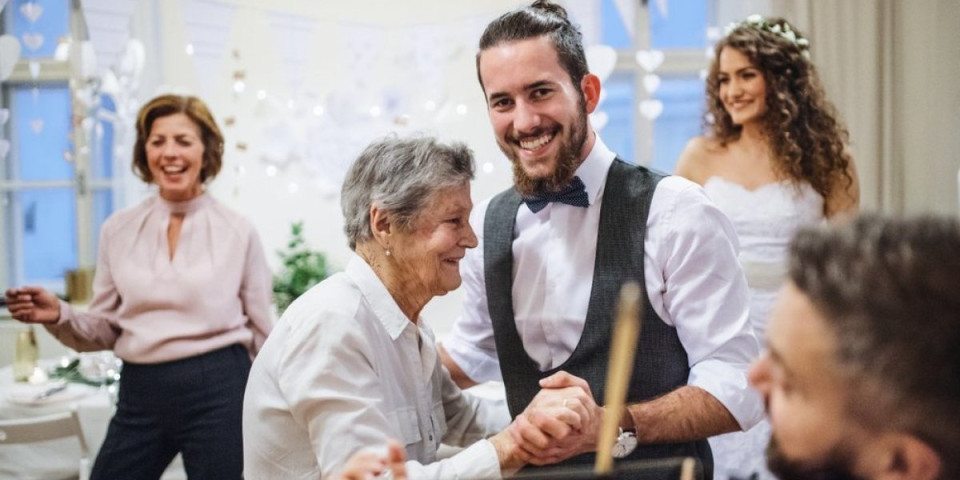 Baka napravila lom na svadbi unuke: Scena postala viralna - uhvatila se sa mladićima, pa počela da obavlja radnju (VIDEO)