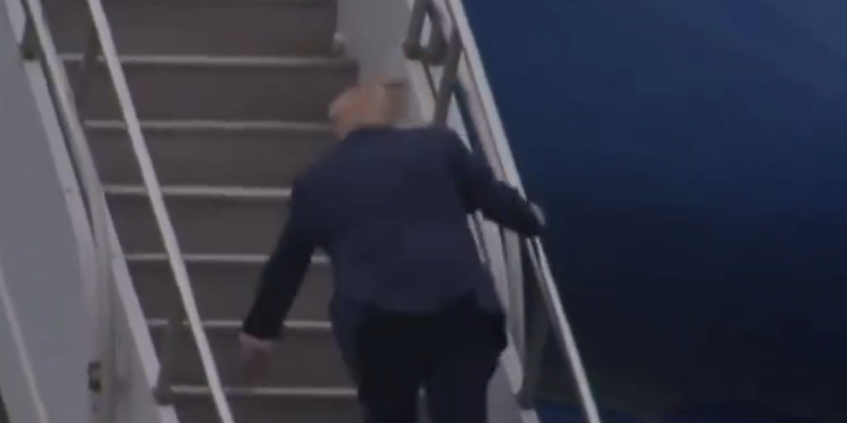 Tramp se sapleo dok je ulazio u predsednički avion (VIDEO)